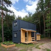 Nowoczesny Całoroczny Domek z Kontenerów - Modułowy – Industrial Chic - przód